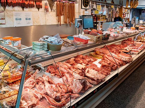Mostrador con productos en la carnicería A. Irigoyen Pamplona